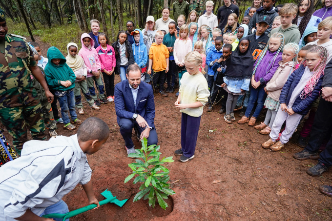Crown Prince Haakon planted trees together with Norwegian and Kenyan schoolchildren. Photo: Lise Åserud / NTB